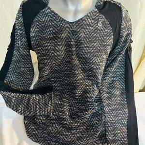 KARV Brand Black and Gray Patterned Hoodie Chevron Design Scallop Bottom